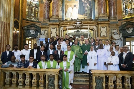Los misioneros de la 155ª expedición, entre ellos el hermano Daniel Núñez Silva, SDB, (segunda fila, tercero de izq. a der.) de la Inspectoría de Centroamérica Divino Salvador (CAM), recibieron la cruz misionera de manos del padre Stefano Martoglio, Vicario del Rector Mayor, durante la misa de envío.
