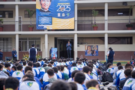 Estudiantes atentos durante los Buenos Días, escuchando el mensaje sobre la importancia de la Biblia en el mes dedicado a la Sagrada Escritura.