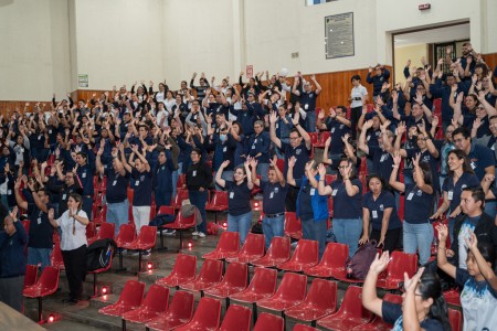  Docentes participan en una dinámica de integración durante el Encuentro de Educadores CERCA Guatemala.