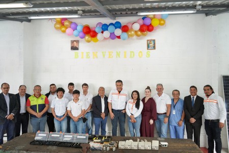 Estudiantes, docentes y representantes de las empresas Pricesmart Guatemala y Makbi, junto con autoridades municipales, participan en la inauguración del taller de paneles solares en el Centro de Formación Profesional Padre Bartolomé Ambrosio, SDB, fruto de una colaboración que busca impulsar la formación técnica en energías renovables.