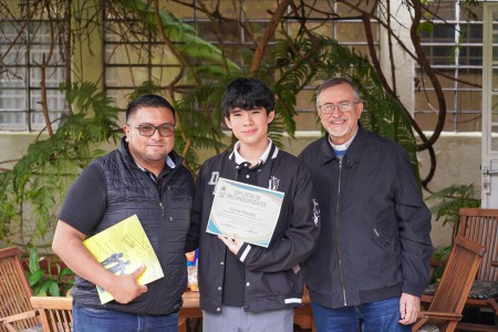 Uno de los estudiantes practicantes recibe un diploma de reconocimiento por su destacada labor durante su estancia en la Unidad de Tecnología Inspectorial (UTI).