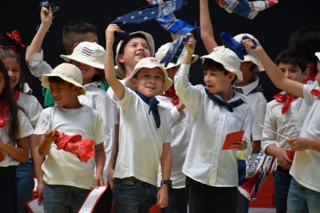 Estudiantes del Salesiano Don Bosco de Zapote celebran la Independencia con una colorida presentación de bailes típicos, promoviendo los valores de la ciudadanía global.