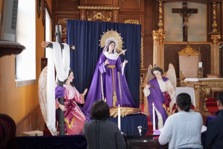 Fieles en oración ante el altar de la Santísima Virgen de Dolores, en el primer día del septenario celebrado en la Parroquia El Espíritu Santo