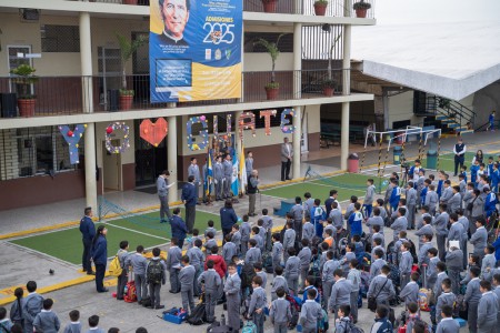 Estudiantes participan con entusiasmo en el acto de inauguración del mes cívico, dando inicio a las celebraciones patrias en el colegio.