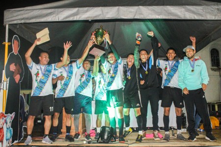 Uno de los equipos ganadores del Primer Torneo de F&uacute;tbol del Oratorio San Jos&eacute;, celebran con entusiasmo tras recibir su trofeo en la gran final.