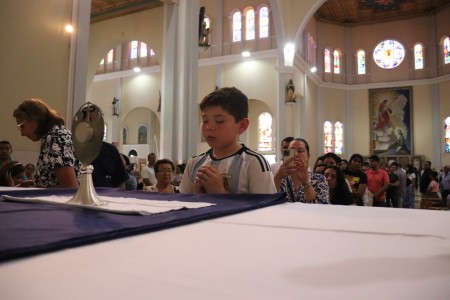 La visita de la reliquia se convirtió en un momento de encuentro y renovación para los feligreses, especialmente para los jóvenes, quienes vieron en Carlo Acutis un ejemplo cercano y alcanzable de cómo vivir la fe de manera alegre y comprometida. 