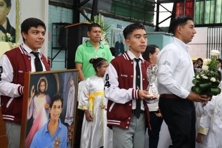 La visita de la reliquia de Carlo Acutis a la Escuela Salesiana Domingo Savio fue un evento que reforzó la fe de toda la comunidad educativa, inspirando a los jóvenes a ser testigos del Evangelio en la vida diaria y a utilizar sus talentos para el bien común. 