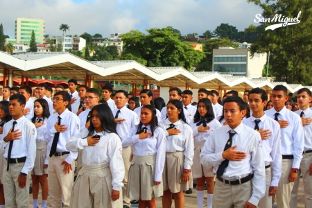 Estudiantes del Instituto Salesiano San Miguel entonan con orgullo las siete estrofas del Himno Nacional de Honduras durante la ceremonia de inicio del Mes Cívico 2024.