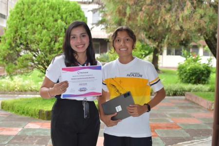Natalia Escamilla, ganadora del Rally Richmond Solution, celebra su primer lugar junto a la docente de inglés Michelle Carpio.