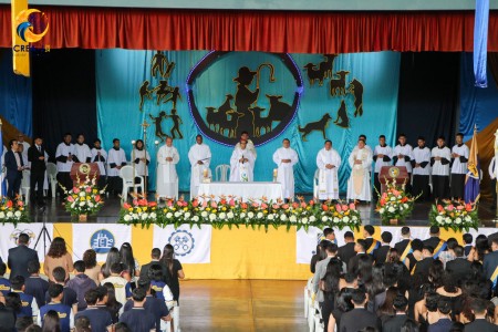  Sacerdotes salesianos celebran la misa de inauguración del CREA-J 2024, encabezada por Monseñor Elías Bolaños, SDB, en el Colegio Don Bosco, Soyapango.
