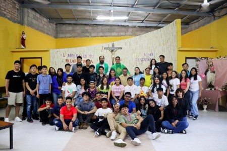 Jóvenes de la Parroquia María Auxiliadora participan activamente en el Encuentro Juvenil, compartiendo momentos de oración y reflexión en un ambiente de fraternidad y alegría.