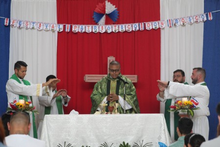 Los sacerdotes celebran la Eucaristía durante el Festival Patriótico Don Bosco, un momento de unión y bendición para la comunidad de Pérez Zeledón.