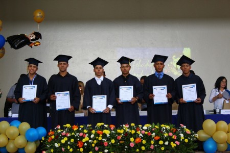 Parte de los 234 graduados del CFP San Juan Bosco posan orgullosos con sus títulos técnicos, listos para incorporarse al mercado laboral hondureño.