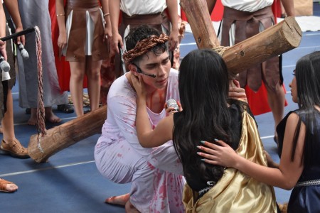 Los Vía Crucis son representados por estudiantes de preparatoria, sexto y undécimo año.