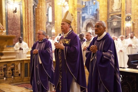 El padre Chávez, el cardenal Fernández Artime y el padre Fabio Attard oraron en silencio ante la urna de Don Bosco, confiando a su protección la misión salesiana en el mundo.