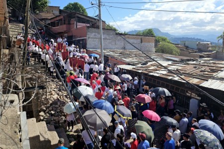 Una muestra de la devoción en Comayagüela: feligreses de la Parroquia María Auxiliadora en procesión por las calles durante las significativas celebraciones del Triduo Pascual.