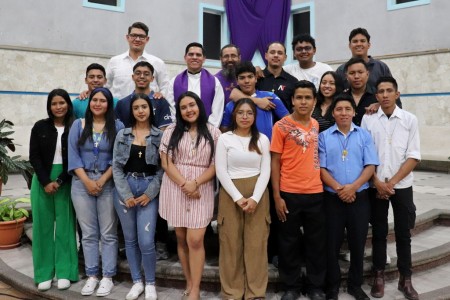 Con alegría y compromiso, los jóvenes misioneros recibieron la bendición antes de partir hacia Lempira.