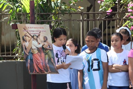 El Vía Crucis ofreció un espacio para mirar el corazón de Jesús y aprender desde pequeños a seguirlo con amor, generosidad y compromiso.