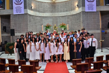 Los jóvenes confirmados realizaron una consagración especial a María, la Madre de Dios. 