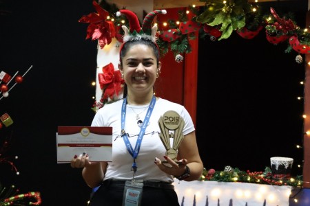 Joselyn S&aacute;nchez, del &Aacute;rea de Bibliotecolog&iacute;a, quien fue la colaboradora nombrada como embajadora del POI 2025