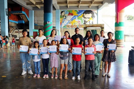 Ni&ntilde;os y j&oacute;venes becados que destacaron por su compromiso, constancia y dedicaci&oacute;n en sus estudios