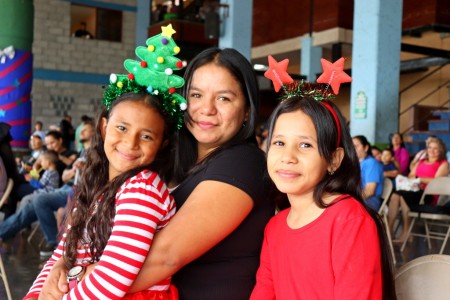 Las familias de la comunidad parroquial compartieron juntos este significativo momento de fe y fraternidad.