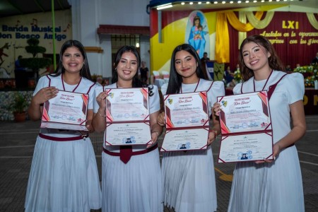 Nuevos bachilleres celebran con alegría su triunfo académico tras recibir sus diplomas.