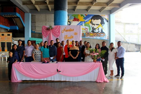 Las nueve parejas participaron en la celebración de sus bodas civiles en la Parroquia María Auxiliadora, un paso significativo en su camino hacia el sacramento del matrimonio.