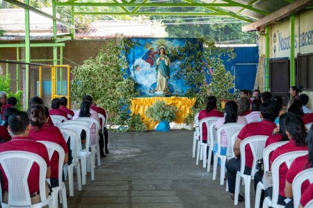 Colaboradores del Colegio Salesiano Don Bosco de Masaya culminan con alegría la Novena a la Inmaculada Concepción.