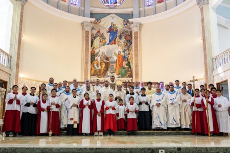 El padre Osiris Rivera, SDB, rodeado de los salesianos concelebrantes en la Eucaristía de su ordenación.