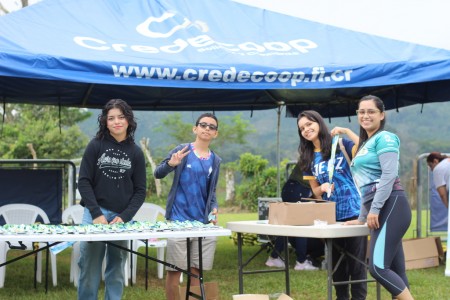 Un grupo de jóvenes del Centro Don Bosco en Pérez Zeledón apoyó con alegría y compromiso a los atletas durante la Carrera San Juan Bosco, contribuyendo al éxito del evento.