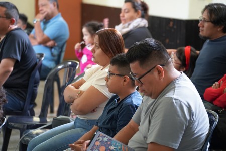 Los participantes siguen con atención la catequesis, enriqueciendo su formación en la fe junto a sus familias y catequistas.