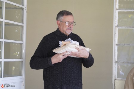 El padre Luis Corral, SDB, sostiene al Niño Jesús durante la celebración de la Fiesta de la Candelaria, simbolizando la luz que ilumina a cada uno.