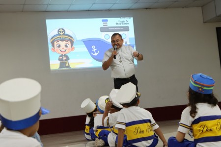 El padre Mariano Miranda, SDB, director general de la obra Ciudadela Don Bosco, comparte con los estudiantes del Colegio Don Bosco el mensaje del Aguinaldo 2025, invitándolos a vivir la esperanza con espíritu salesiano.