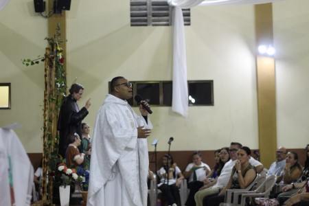 El padre Jean Paul Bethancourt, SDB, durante la homilía en la eucaristía solemne en honor a Don Bosco, invitando a la comunidad a vivir con alegría, ser buenos cristianos y honrados ciudadanos.