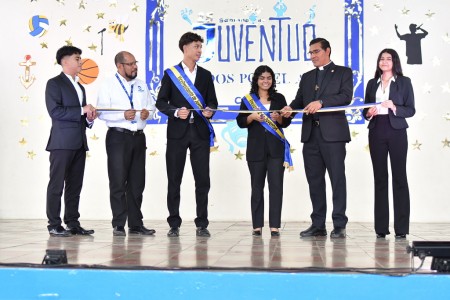 Con el corte de cinta inaugural, el Consejo de Juventud y el padre director del Colegio Salesiano de Granada dieron inicio oficialmente a la Semana de Juventud 2025, celebrando 25 años de este espacio formativo y festivo.
