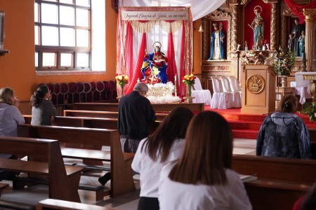 Al concluir la Eucaristía, los fieles rezaron el Santo Rosario, elevando con gratitud sus plegarias al Sagrado Corazón de Jesús.