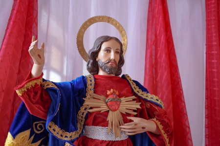 Con fe y devoción, los grupos parroquiales de la Parroquia El Espíritu Santo rezan la novena al Sagrado Corazón de Jesús al concluir cada misa diaria.