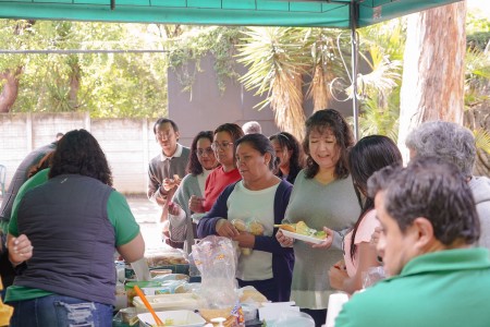 La feligresía respondió con entusiasmo y generosidad, degustando una variedad de platillos tradicionales que incluyeron tacos, tostadas, chuchitos y atol, entre otros.