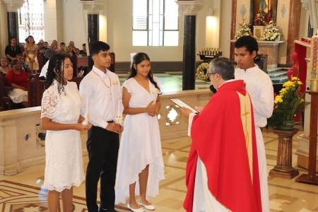 La celebración de la Confirmación en el Domingo de Pentecostés resalta la importancia de este sacramento en la vida cristiana, ya que representa un fortalecimiento de la fe y una profunda conexión con el Espíritu Santo.