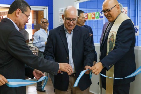 Momento simbólico del corte de cinta durante la inauguración del nuevo Salón de Informática y Robótica, un espacio que marca un paso firme hacia la innovación educativa en el Instituto Salesiano San Miguel.