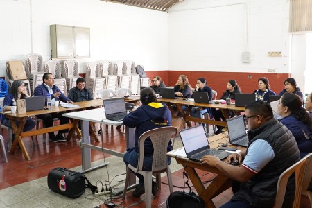 El personal docente del Centro Escolar Miguel Magone participa en una jornada de capacitación sobre nuevas herramientas digitales.