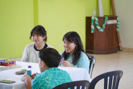 Entre risas y estrategia, los niños disfrutan de juegos de mesa como parte de una mañana de aprendizaje y convivencia en la Parroquia El Espíritu Santo.