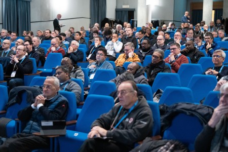 aún es necesario rezar, discernir individualmente y fraternalmente para llegar de manera madura a una formulación de directrices para el nuevo Consejo General sobre el tema del involucramiento de los laicos consagrados en todos los niveles de la Congregación.