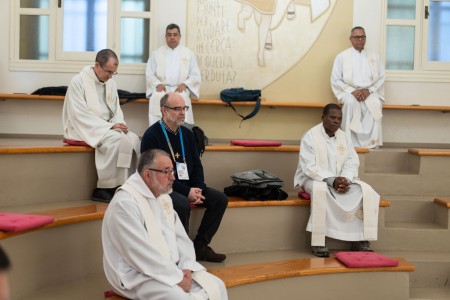 Con la contribución de todos los miembros, sacerdotes y coadjutores, el Capítulo continúa su camino con determinación, reafirmando su fidelidad al llamado de Dios y al carisma salesiano, siempre atento a los signos de los tiempos.