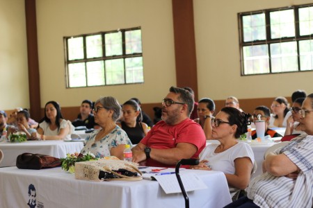 Numerosa participación en el curso de manipulación de alimentos, los asistentes adquirieron conocimientos valiosos para la manipulación correcta de alimentos.