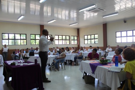 El padre Jean Paul Bethancourt, SDB, comparte su mensaje de reflexión con los participantes del Retiro de Cuaresma en el Centro Don Bosco de Pérez Zeledón.