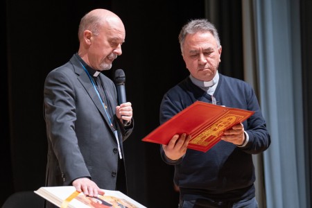 El padre Stefano Martoglio realiza la aceptación formal del cargo y la solemne profesión de fe como Vicario del Rector Mayor. 