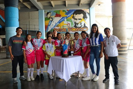 Con alegría y espíritu deportivo, las estudiantes campeonas posan junto a María Auxiliadora tras ganar el torneo femenino en la sede parroquial.