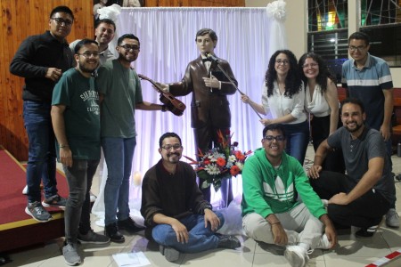 Jóvenes salesianos celebran con fervor el Triduo y Solemnidad de su patrono, Santo Domingo Savio, en un ambiente de profunda alegría y fraternidad.